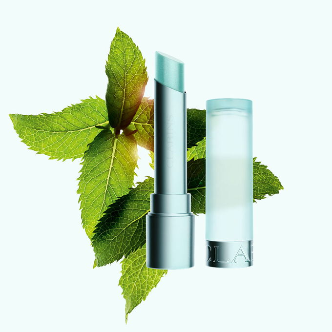 具冰爽效果的克蘭詩彈潤植萃固態美唇油-冰晶薄荷產品照片，四周的薄荷強調產品可帶來清爽感覺。