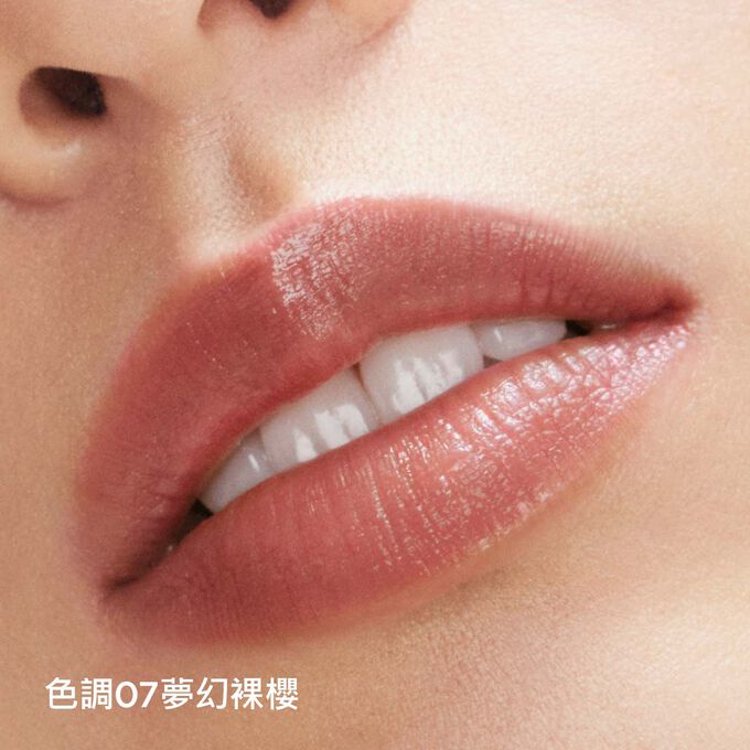 一位女性擦上克蘭詩仙境粉櫻彈潤植萃固態美唇油（夢幻裸櫻）的特寫，展示其撫平唇紋的功效。