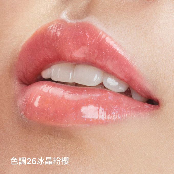 聚焦在一位女性的唇部，顯示使用仙境粉櫻限定版克蘭詩彈潤植萃美唇油（冰晶粉櫻）後的唇部效果。