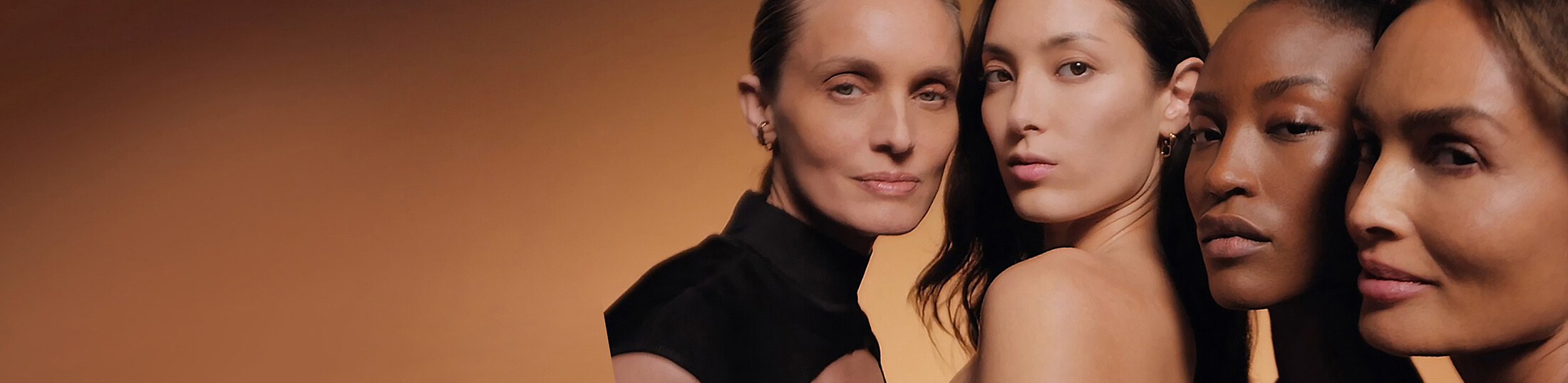 取自第九代黃金雙萃精華推廣活動影片的模特兒圖片