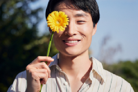 一位女性爬山的生活圖片