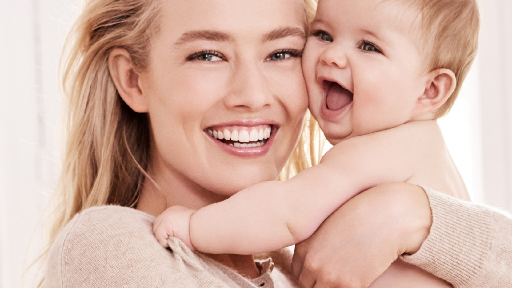 抱著寶寶的女士